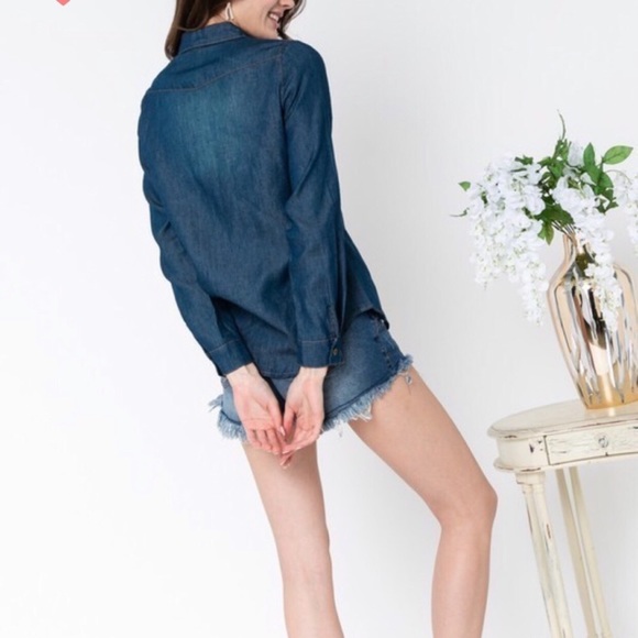 ⭐️ 5 for $25! Boutique Classic Denim Top - Picture 3 of 6